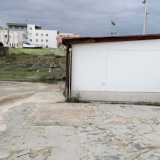 Per proseguire poco pi� avanti con un�ampia area abbandonata su cui fino a circa un lustro fa fu attivo un ristorante: di tutto ci� ora resta solo un rudere privo di porte e finestre e la sterpaglia che cresce mangiandosi il cortile esterno